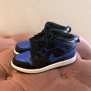 Air Jordan 1 Mid ‘Hyper Royal’ Sneakers Grade School Size 2